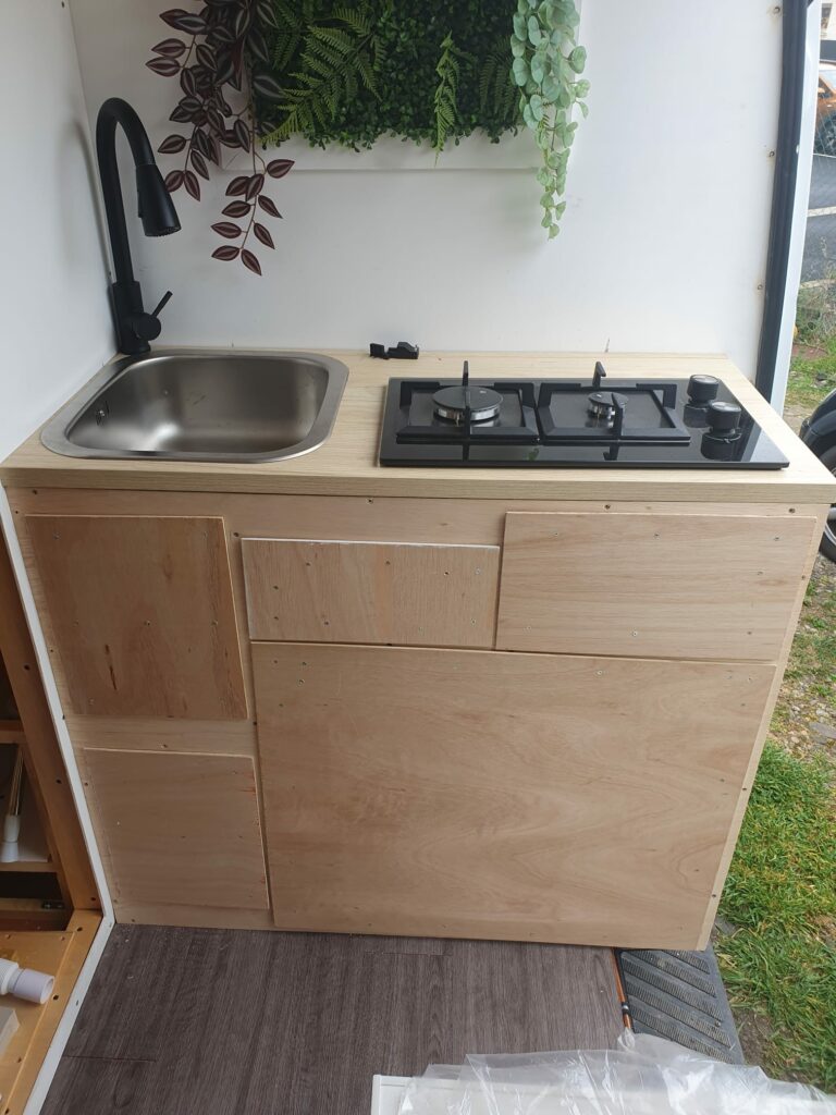 photo de notre cuisine dans le van presque terminée
