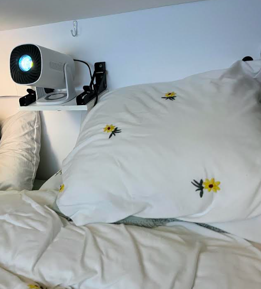 photo de notre vidéo projecteur dans le van sur son étagère pliable