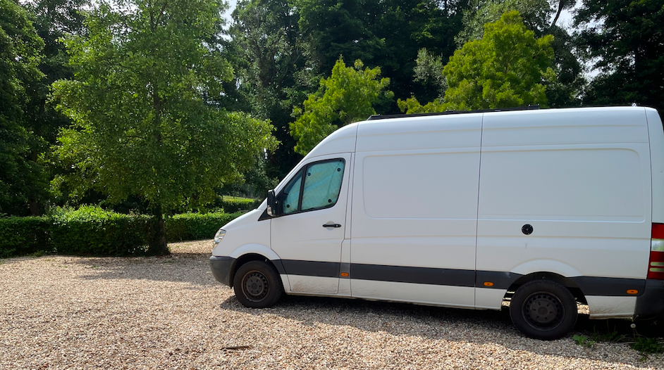 photo du côté gauche de notre van en pleine nature 