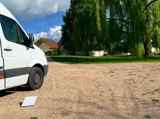 photo de notre starlink devant notre van aménagé