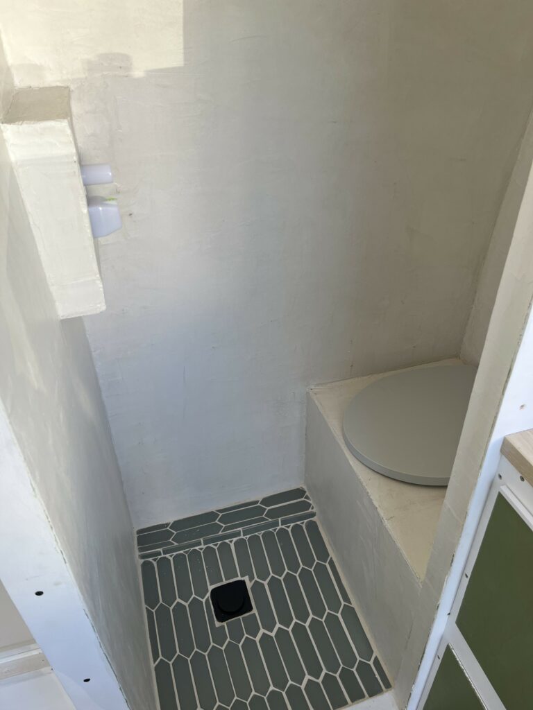travaux presque terminé dans notre salle de bain du van