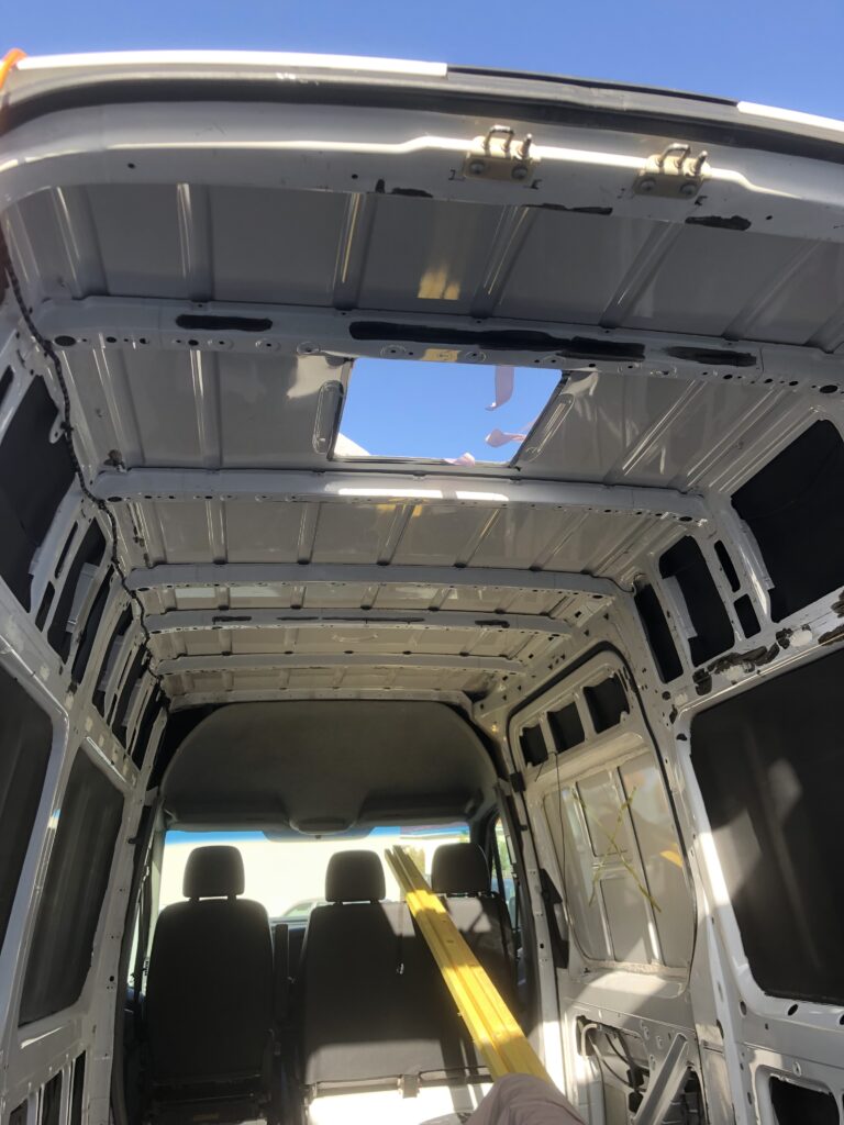 Photo montrant la découpe sur le toit de notre mercedes sprinter pour poser le lanterneau 