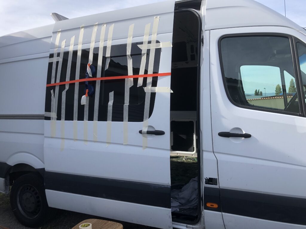 Photo de la fenêtre posée sur notre mercedes sprinter