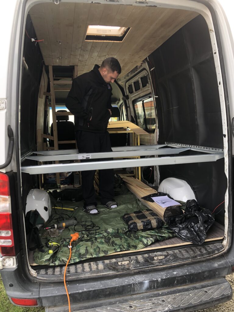 Photo prise de l'arrière des portes qui montre toute l'isolation de notre mercedes sprinter aménagé