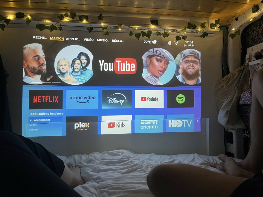 photo de nous en train de regarder la TV dans le van grâce au vidéo projecteur