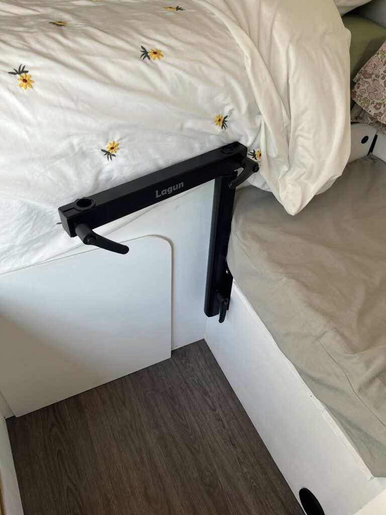 notre pied de table lagun dans le van qui s'enlève