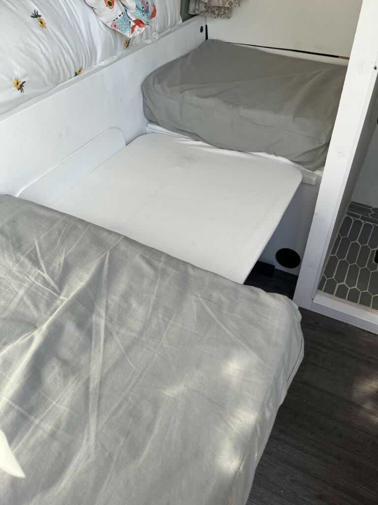photo du lit de notre fils avec la table escamotable