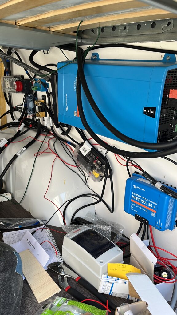 Photo du système électrique de notre van installé sous notre lit