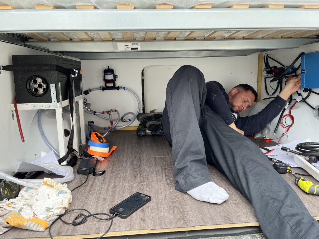 Mon conjoint en train d'installer le système électrique dans notre van