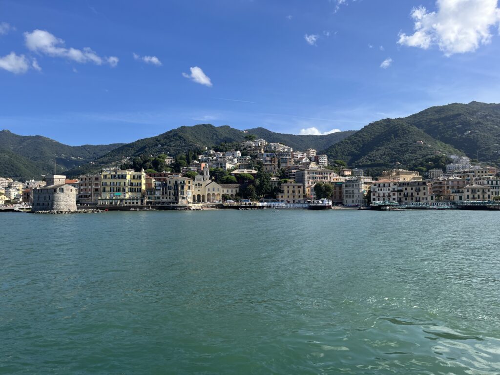 ville de rapallo vu de la mer