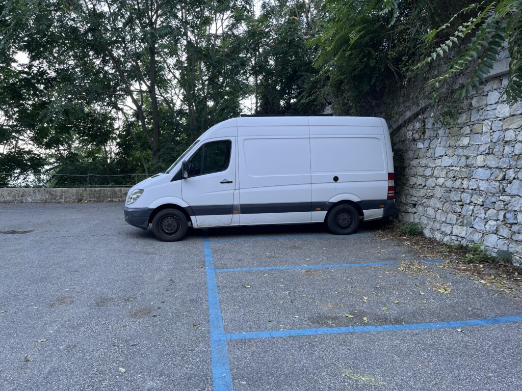 Photo de notre sprinter garé sur le seul parking à Corniglia