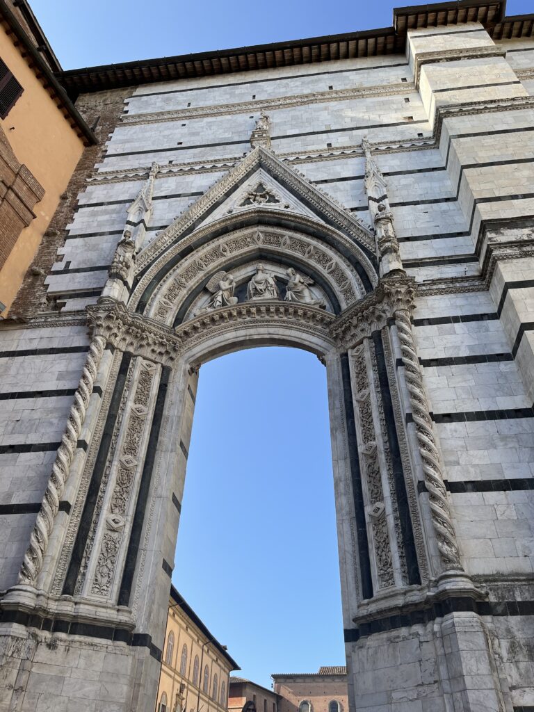 arche qui mène à la cathédrale de Sienne