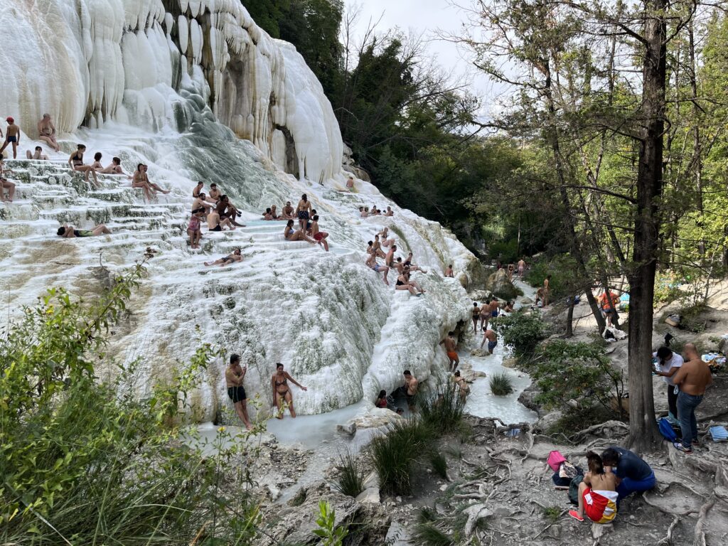 photo de la balena bianca à bagni san Filippo