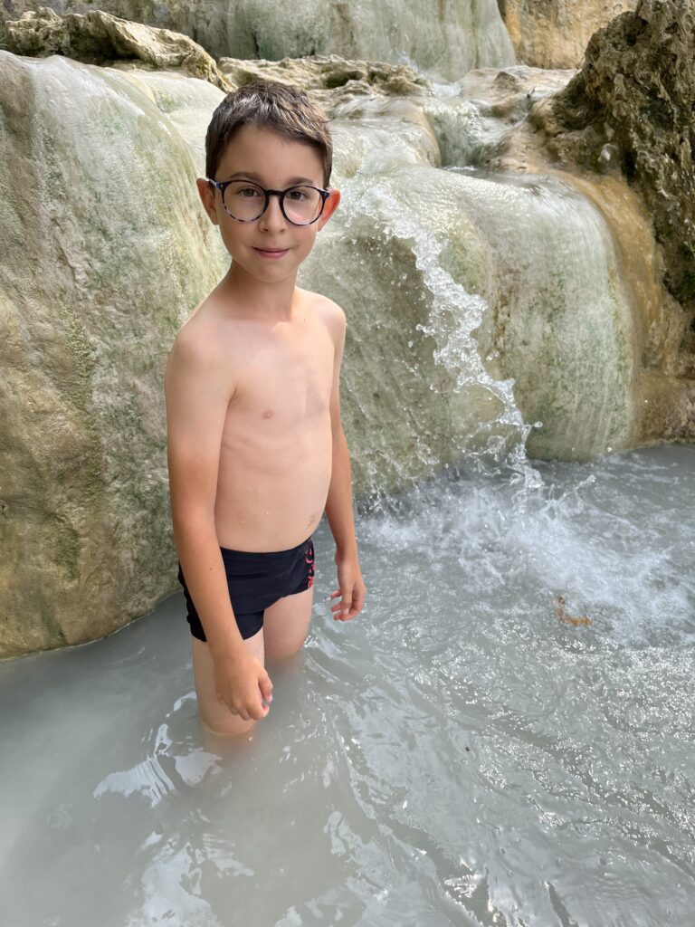 diego dans l'eau à bagni san Filippo