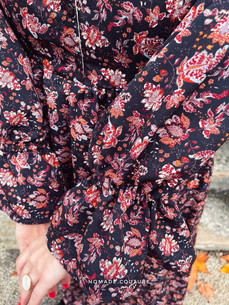 zoom sur les manches longues aux poignets élastiques